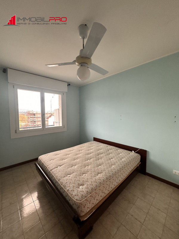 Grazioso mini appartamento di ben 48 mq calpestabili, situato al secondo piano e su scala di 10 u...