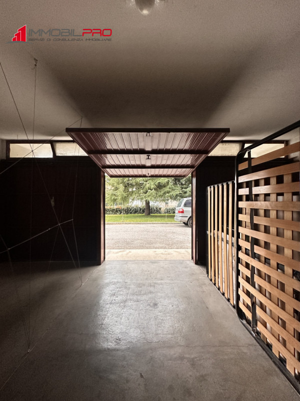 Grazioso mini appartamento di ben 48 mq calpestabili, situato al secondo piano e su scala di 10 u...