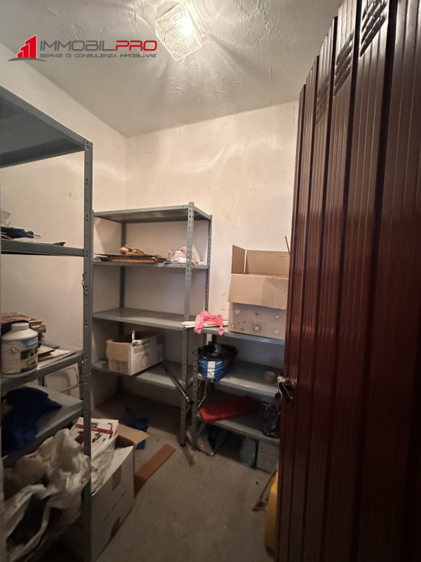 Grazioso mini appartamento di ben 48 mq calpestabili, situato al secondo piano e su scala di 10 u...