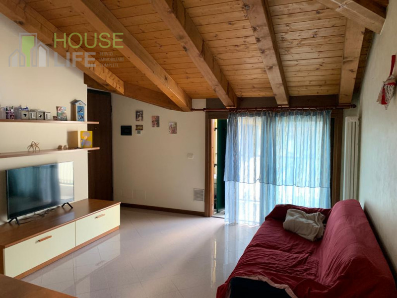 ISOLA V.NA - loc. Castelnovo:  in centro al paese, AFFITTASI BILOCALE arredato all'ultimo piano, ...