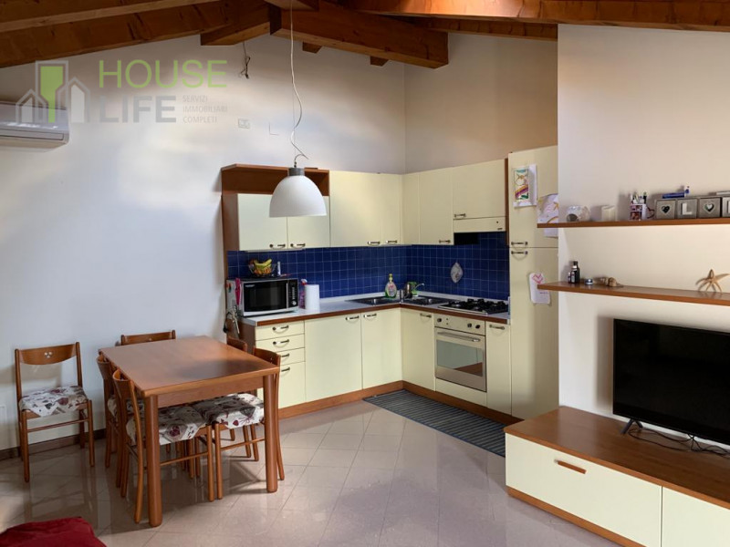 ISOLA V.NA - loc. Castelnovo:  in centro al paese, AFFITTASI BILOCALE arredato all'ultimo piano, ...