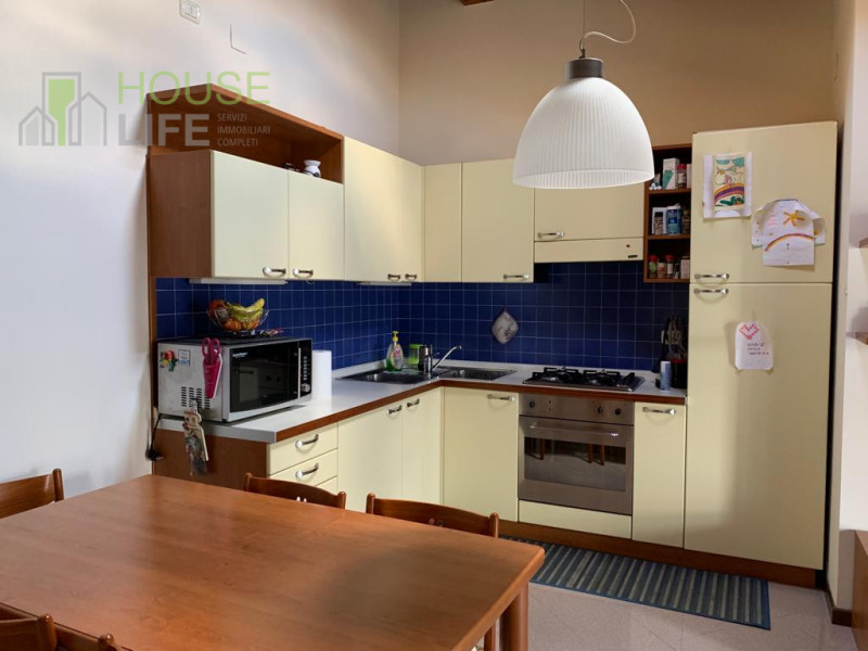 ISOLA V.NA - loc. Castelnovo:  in centro al paese, AFFITTASI BILOCALE arredato all'ultimo piano, ...