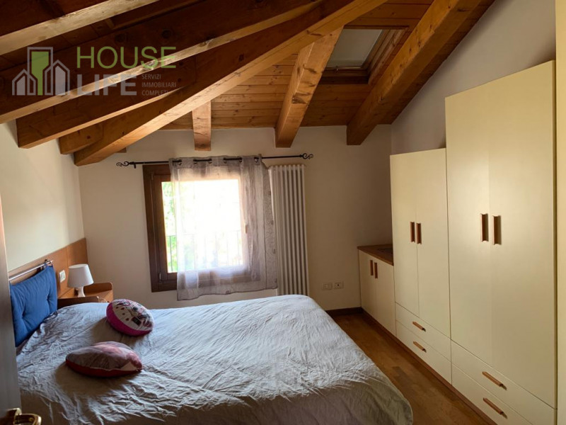 ISOLA V.NA - loc. Castelnovo:  in centro al paese, AFFITTASI BILOCALE arredato all'ultimo piano, ...