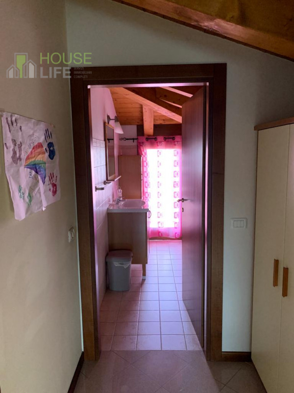 ISOLA V.NA - loc. Castelnovo:  in centro al paese, AFFITTASI BILOCALE arredato all'ultimo piano, ...