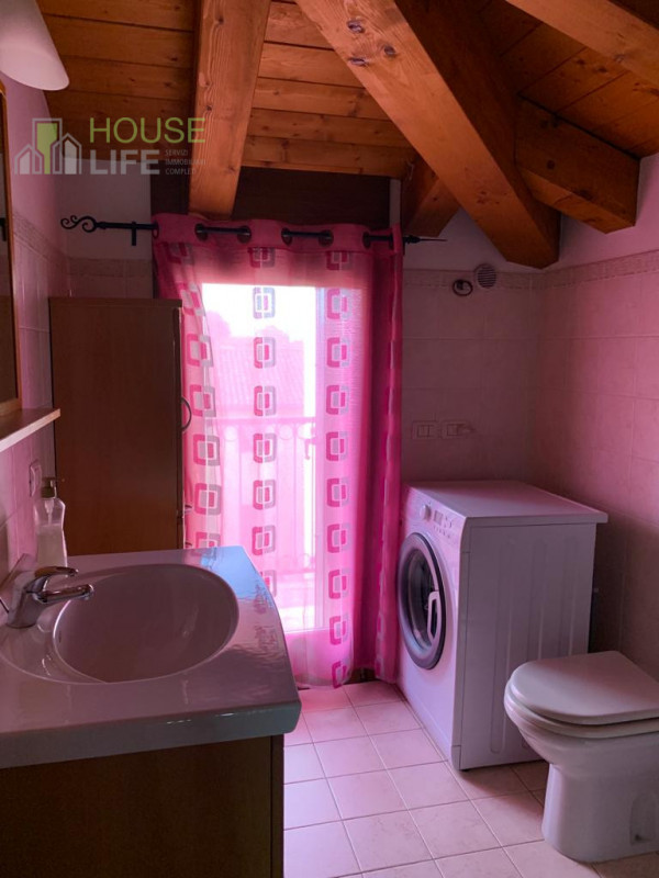 ISOLA V.NA - loc. Castelnovo:  in centro al paese, AFFITTASI BILOCALE arredato all'ultimo piano, ...