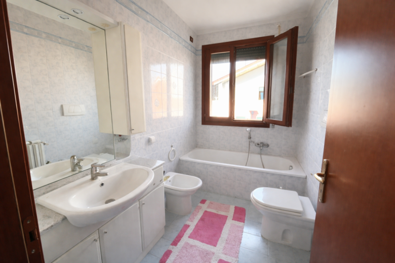 Scopri il tuo nuovo rifugio in affitto nel cuore di Sant'Agostino, un'affascinante zona di Albign...