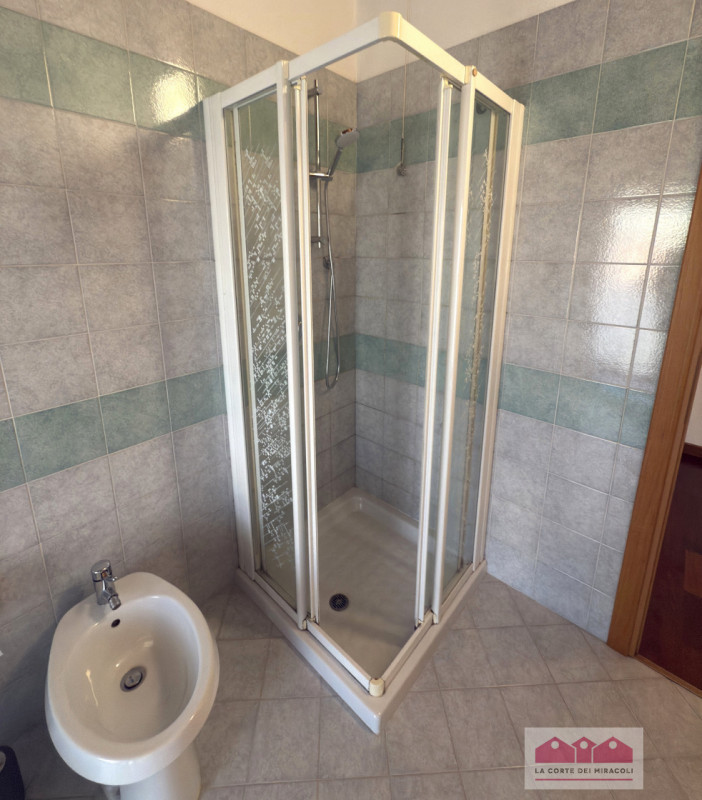 IMMOBILE A REDDITO - LANZE' DI QUINTO VIC.NO: GRAZIOSA SCHIERA DI TESTA CON GIARDINO SU TRE LIVEL...