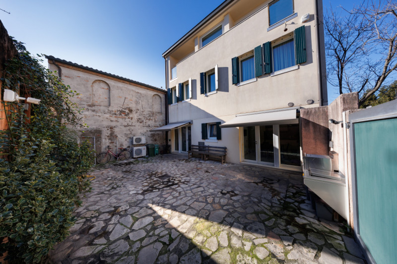 COMPOSIZIONE:
Proponiamo in vendita una bifamiliare dalle rifiniture eleganti, situata in pieno c...