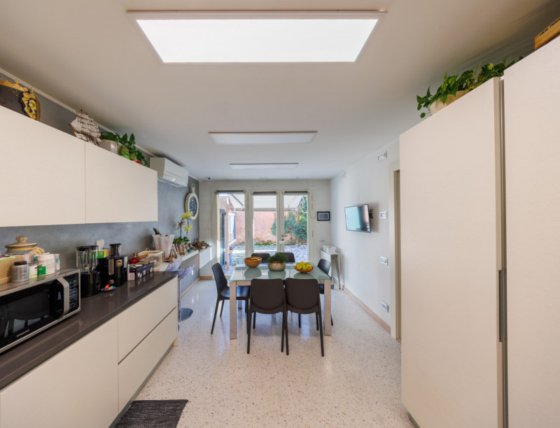 COMPOSIZIONE:
Proponiamo in vendita una bifamiliare dalle rifiniture eleganti, situata in pieno c...