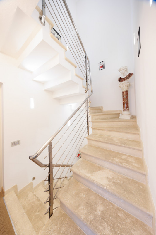 COMPOSIZIONE:
Proponiamo in vendita una bifamiliare dalle rifiniture eleganti, situata in pieno c...