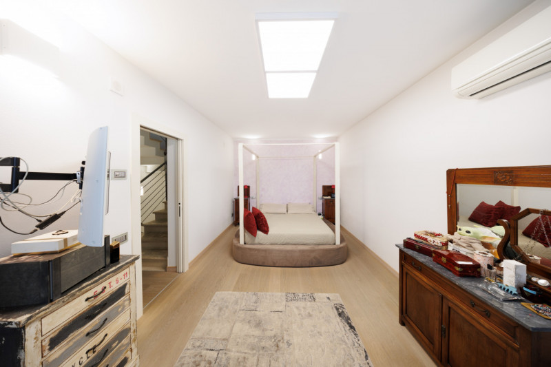 COMPOSIZIONE:
Proponiamo in vendita una bifamiliare dalle rifiniture eleganti, situata in pieno c...