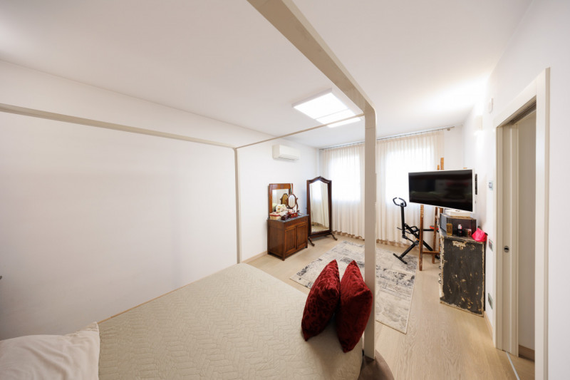 COMPOSIZIONE:
Proponiamo in vendita una bifamiliare dalle rifiniture eleganti, situata in pieno c...