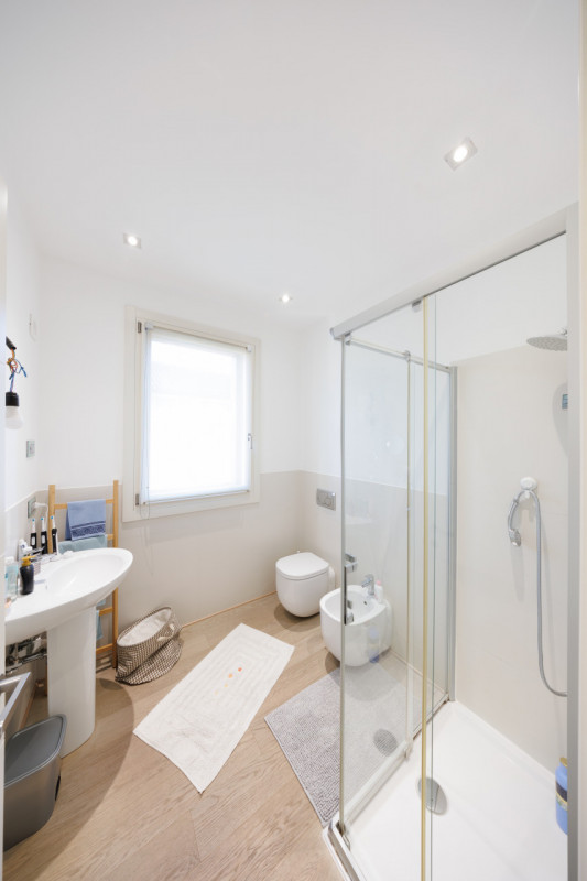 COMPOSIZIONE:
Proponiamo in vendita una bifamiliare dalle rifiniture eleganti, situata in pieno c...