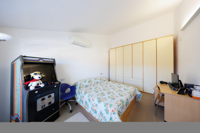 COMPOSIZIONE:
Proponiamo in vendita una bifamiliare dalle rifiniture eleganti, situata in pieno c...