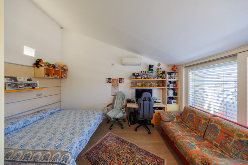 COMPOSIZIONE:
Proponiamo in vendita una bifamiliare dalle rifiniture eleganti, situata in pieno c...