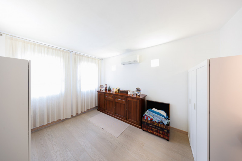 COMPOSIZIONE:
Proponiamo in vendita una bifamiliare dalle rifiniture eleganti, situata in pieno c...