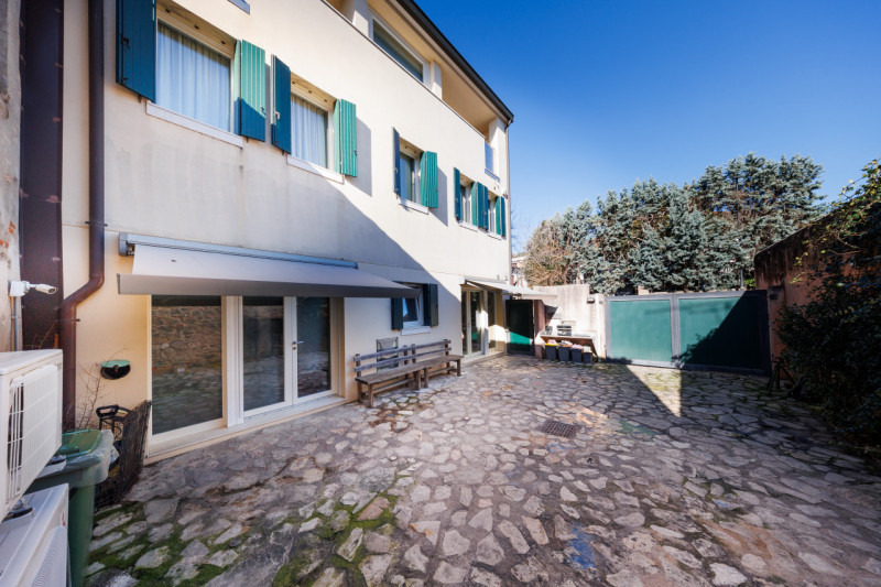 COMPOSIZIONE:
Proponiamo in vendita una bifamiliare dalle rifiniture eleganti, situata in pieno c...