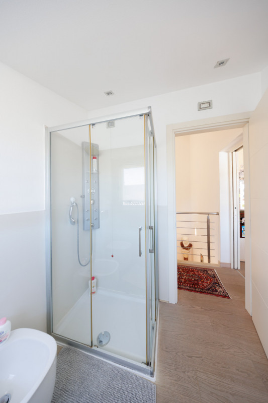 COMPOSIZIONE:
Proponiamo in vendita una bifamiliare dalle rifiniture eleganti, situata in pieno c...