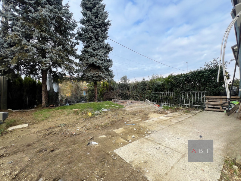 Situata in centro paese, porzione di trifamiliare di testa in fase di ristrutturazione e composta...