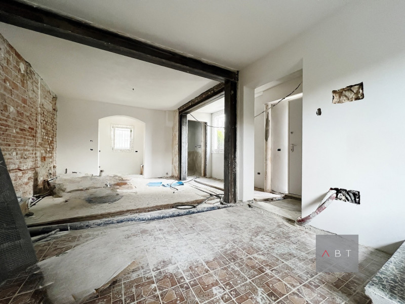 Situata in centro paese, porzione di trifamiliare di testa in fase di ristrutturazione e composta...