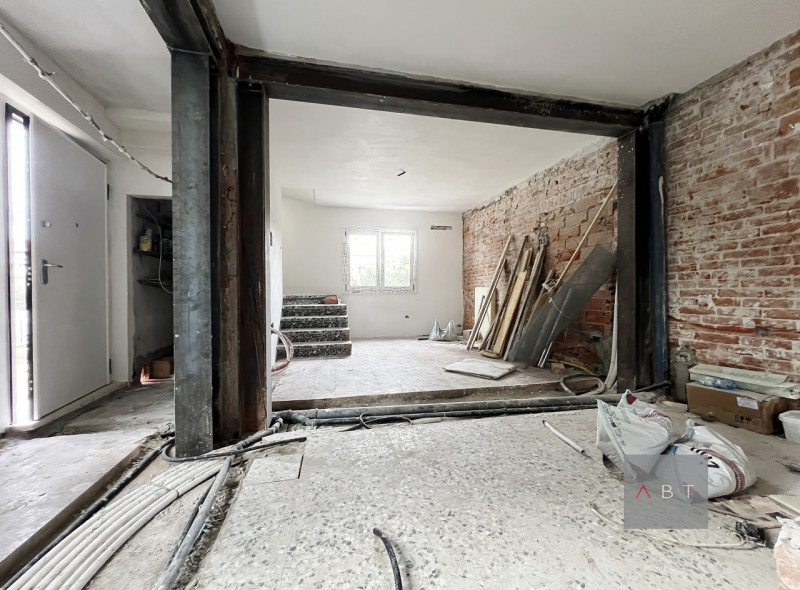 Situata in centro paese, porzione di trifamiliare di testa in fase di ristrutturazione e composta...