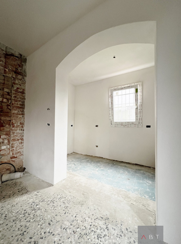 Situata in centro paese, porzione di trifamiliare di testa in fase di ristrutturazione e composta...