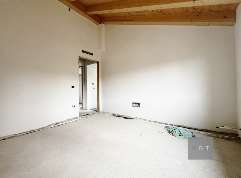 Situata in centro paese, porzione di trifamiliare di testa in fase di ristrutturazione e composta...