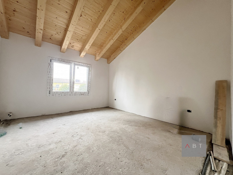 Situata in centro paese, porzione di trifamiliare di testa in fase di ristrutturazione e composta...