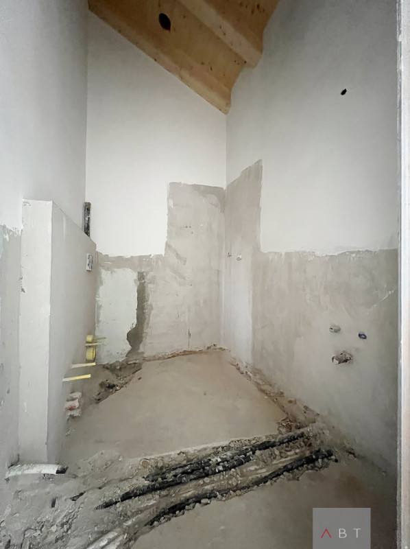 Situata in centro paese, porzione di trifamiliare di testa in fase di ristrutturazione e composta...