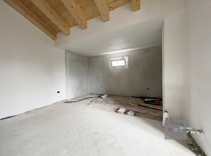 Situata in centro paese, porzione di trifamiliare di testa in fase di ristrutturazione e composta...