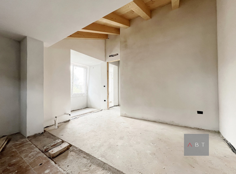 Situata in centro paese, porzione di trifamiliare di testa in fase di ristrutturazione e composta...