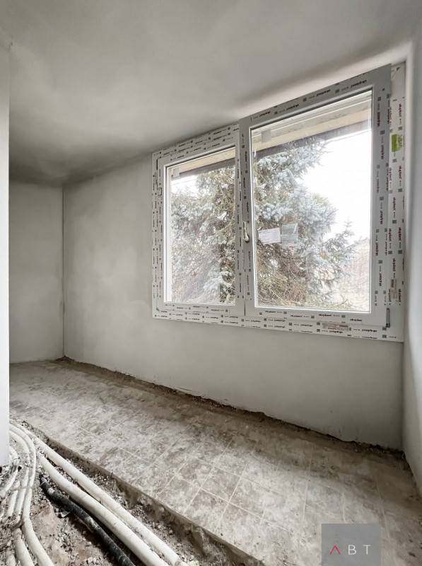 Situata in centro paese, porzione di trifamiliare di testa in fase di ristrutturazione e composta...