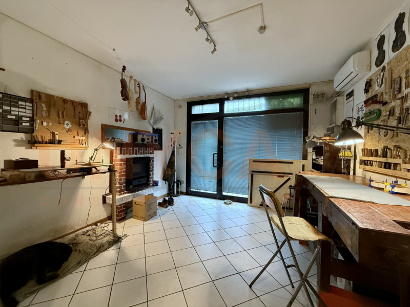 MESTRINO - fraz. Arlesega: proponiamo in vendita un interessante locale commerciale che gode di u...