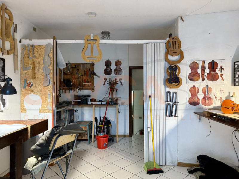 MESTRINO - fraz. Arlesega: proponiamo in vendita un interessante locale commerciale che gode di u...