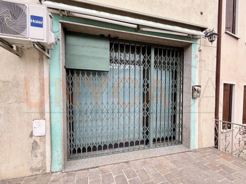 MESTRINO - fraz. Arlesega: proponiamo in vendita un interessante locale commerciale che gode di u...