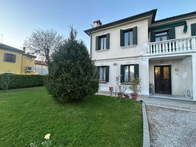 Proponiamo in vendita una splendida villa dalle generose dimensioni zona di Borgo Padova a Castel...