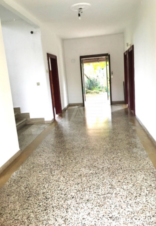 Proponiamo in vendita una splendida villa dalle generose dimensioni zona di Borgo Padova a Castel...