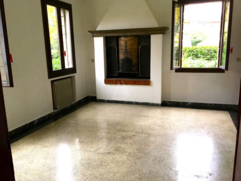 Proponiamo in vendita una splendida villa dalle generose dimensioni zona di Borgo Padova a Castel...