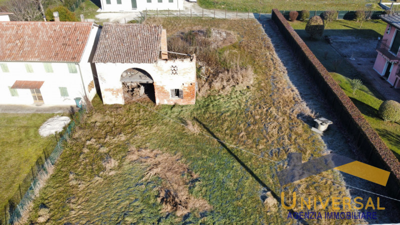 in zona tranquilla, rustico da abbattere sul lotto edificabile di 1280 mq.

Si possono sviluppare...