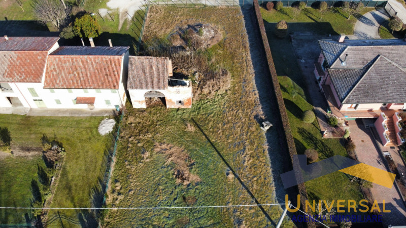 in zona tranquilla, rustico da abbattere sul lotto edificabile di 1280 mq.

Si possono sviluppare...