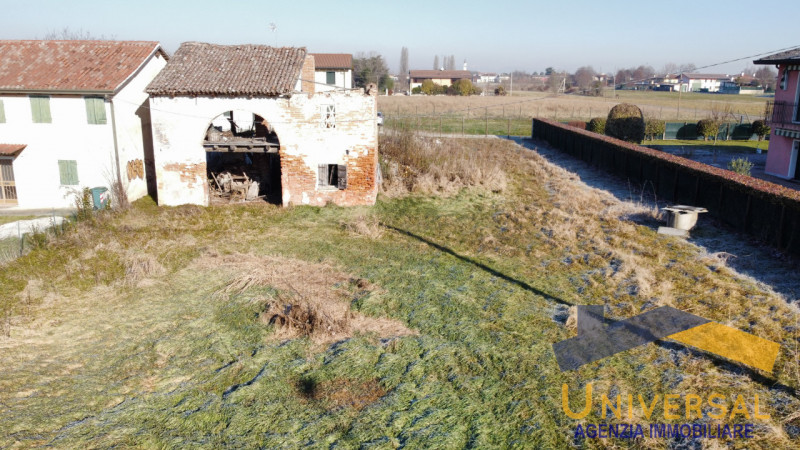 in zona tranquilla, rustico da abbattere sul lotto edificabile di 1280 mq.

Si possono sviluppare...