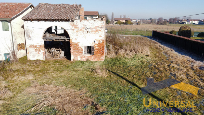 in zona tranquilla, rustico da abbattere sul lotto edificabile di 1280 mq.

Si possono sviluppare...