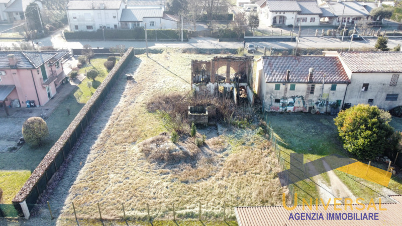 in zona tranquilla, rustico da abbattere sul lotto edificabile di 1280 mq.

Si possono sviluppare...