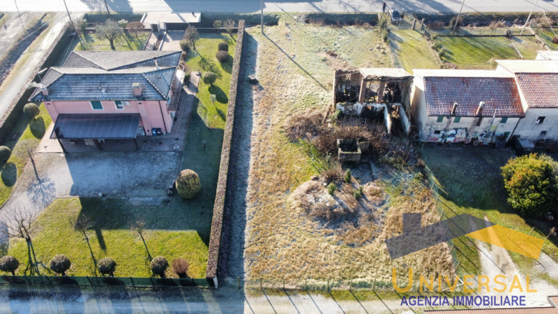 in zona tranquilla, rustico da abbattere sul lotto edificabile di 1280 mq.

Si possono sviluppare...