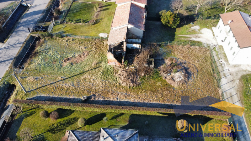 in zona tranquilla, rustico da abbattere sul lotto edificabile di 1280 mq.

Si possono sviluppare...