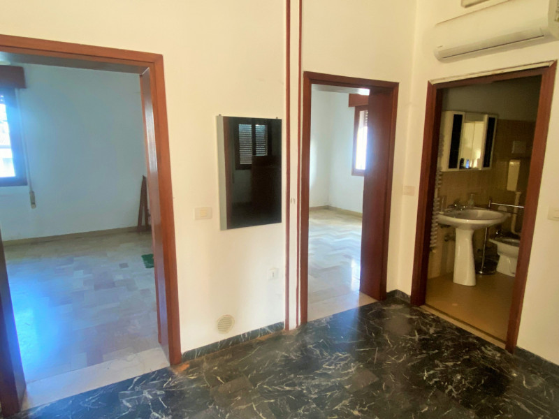 Castello di Godego: in zona centralissima, a due passi da tutti i servizi del paese, proponiamo i...