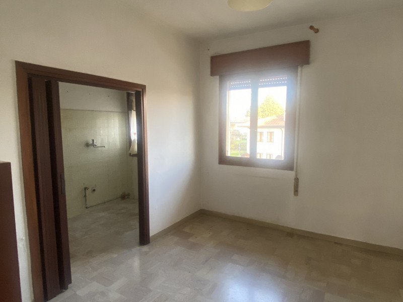 Castello di Godego: in zona centralissima, a due passi da tutti i servizi del paese, proponiamo i...