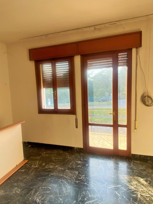 Castello di Godego: in zona centralissima, a due passi da tutti i servizi del paese, proponiamo i...