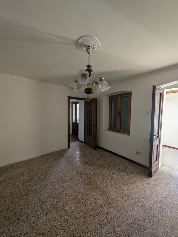 Scopri questa porzione di testa situata nel cuore del caratteristico comune di Vittorio Veneto, n...