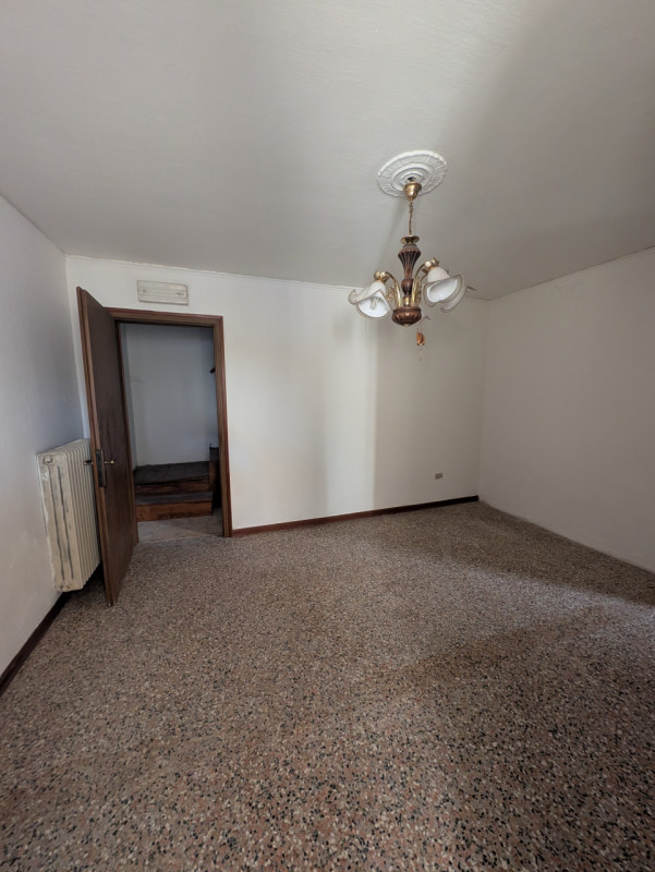 Scopri questa porzione di testa situata nel cuore del caratteristico comune di Vittorio Veneto, n...